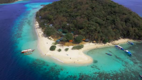 Panorama de la playa tropical de arena Malcapuya y mar azul en Coron, isla de Busuanga, Palawan, Filipinas. Vista aérea 4K — Vídeos de Stock