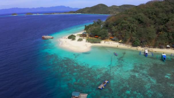 Panorama tropické písečné pláže Malcapuya a azurové moře v Coron, ostrov Busuanga, Palawan, Filipíny. Letecký pohled 4k — Stock video