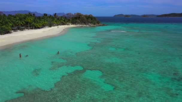 Krajobraz raju tropikalnej wyspie plaży i lazurowego morza. Widok z lotu ptaka 4K — Wideo stockowe
