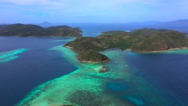 Panorama de islas tropicales rodeadas de mar turquesa. Cámara retroceda. Vista aérea 4K — Vídeo de stock