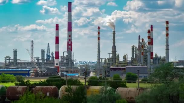 Raffinaderijen in de dag met blauwe luchten — Stockvideo