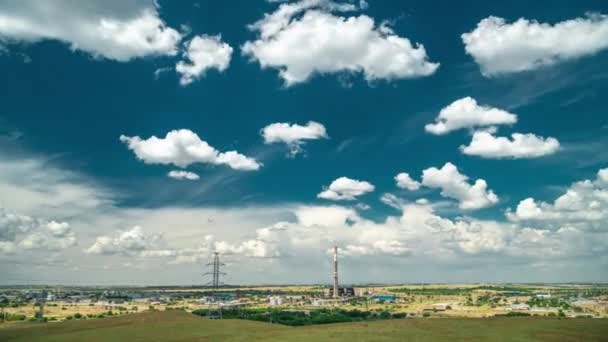 Paisaje industrial con central eléctrica con campo amarillo y grandes nubes azules. Timelapse 4K — Vídeos de Stock