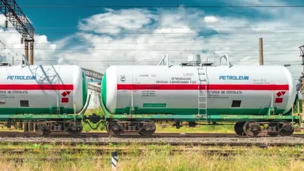 鉄道による石油と燃料輸送を備えた列車タンクのセット。タイムラプス 4k — ストック動画