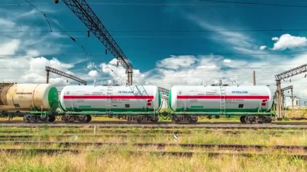 Cysterny kolejowe z gazem i olejem na dworcu kolejowym na chmurach w tle i błękitne niebo. Czerwiec 2019-Almaty, Nursultan, Kazachstan. Timelapse 4K — Wideo stockowe