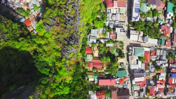El Nido, Palawan, Filipinler'de denize ve liman limanına yakın kırmızı çatılı evlerin üst görünümü. — Stok video