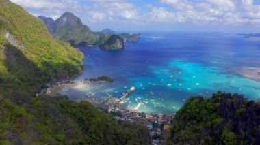 Merkezi El Nido şehir üzerinde Taraw uçurumda gözlem güvertesinden Palawan, Filipinler arka planda Cadlao ada ile tekne kalabalık liman ve koya görünümü.
