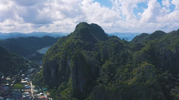 Paisaje marino con vistas a las montañas desde arriba en El Nido, Palawan, Filipinas . — Vídeos de Stock