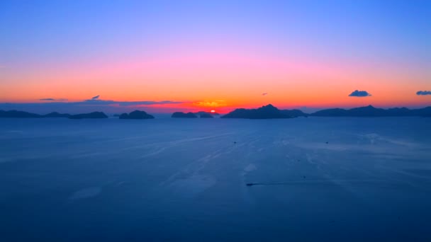 Barche a vela al tramonto sulla laguna di mare sulla spiaggia di Corong a El Nido, Palawan, Filippine . — Video Stock