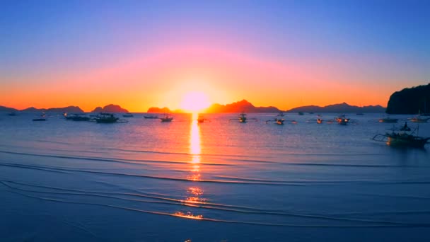 Segla båtar vid solnedgången på havet lagunen på Corong Beach i El Nido, Palawan, Filippinerna. — Stockvideo