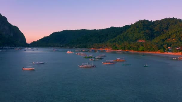 Veleros al atardecer en la laguna del mar en la playa de Corong en El Nido, Palawan, Filipinas . — Vídeo de stock