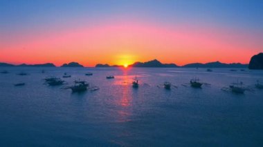 El Nido Corong plajda deniz lagün gün batımında Yelkenli tekneler, Palawan, Filipinler.