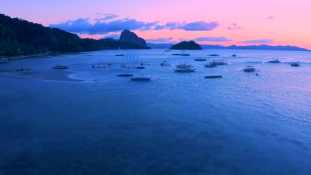 El Nido Corong plajda deniz lagün gün batımında Yelkenli tekneler, Palawan, Filipinler. — Stok video