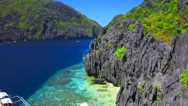 フィリピン、パラワンのマティンロック島のギザギザの石灰岩の崖 — ストック動画