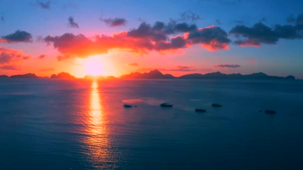 Velero en el mar en la luz del sol de la noche sobre el fondo de hermosas montañas grandes — Vídeo de stock