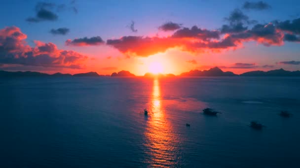 Boten silhouet in de zee op zonsondergang en Isles achtergrond. Schilderachtige avond hemel boven zee. — Stockvideo