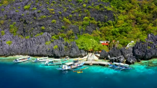 Красивий кораловий риф, човни та відкритий океан на острові Matinloc, архіпелаг Bacuit — стокове відео