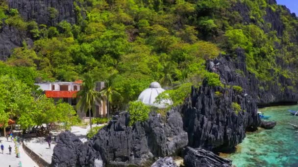 Légi drone kilátás Matinloc sziget a Bacuit szigetcsoport komplett mészkő hegyek és idegenforgalmi emberek — Stock videók