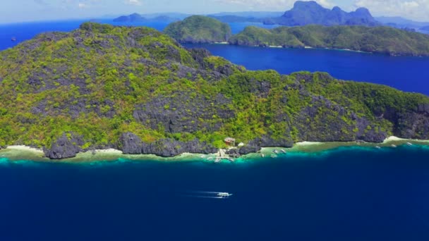 Palawan, Filipinler'deki Matinloc Adası'nı çevreleyen körfezin manzara manzarası — Stok video