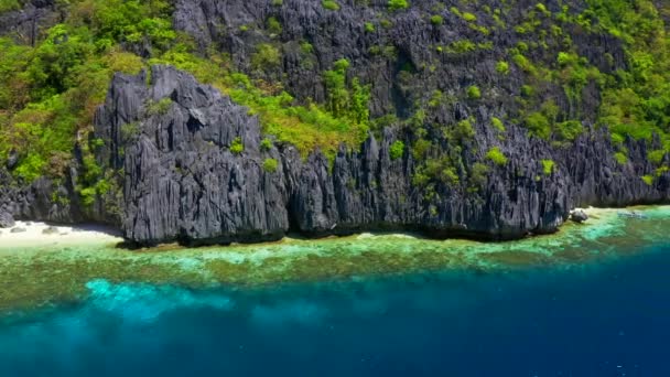 Czyste wody i postrzępione skały wapienne Matinloc Island w: Palawan, Philippines — Wideo stockowe
