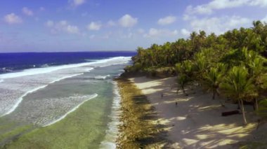 Havadan tropikal plaj adası ve deniz koyu lagün, Siargao görünümü. Tropikal manzara tepeler ve yağmur ormanları palmiye ile dağlar kayalar.