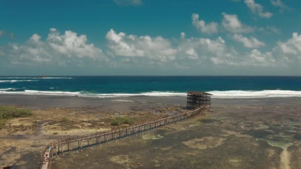 Mirador en el océano en el punto de surf Cloud 9, isla de Siargao, Filipinas . — Vídeos de Stock