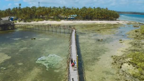 Caminho de madeira sobre a água que conduz ao convés de observação para a competição de surf. julho 2019 - Ilha Siargao, Filipinas — Vídeo de Stock