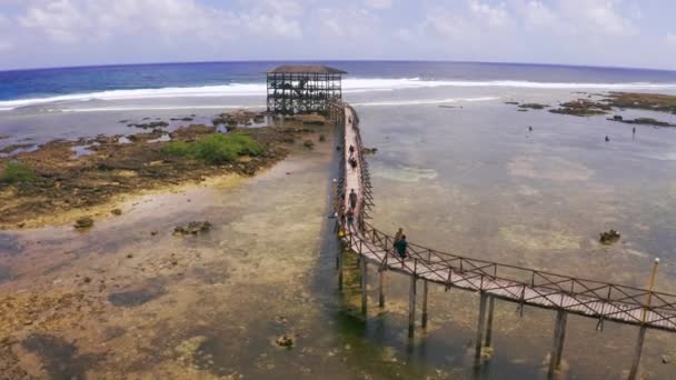 Turist personer som går längs bron vid Cloud 9 surfing Tower. Juli 2019-Siargao Island, Filippinerna — Stockvideo