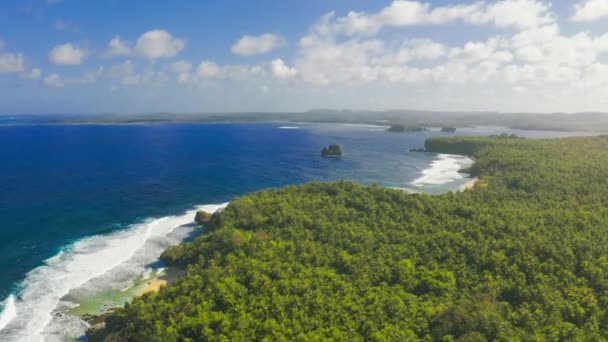 Вид с воздуха на тропический пляж острова и лагуну морской бухты, Сиаргао. Тропические ландшафтные холмы и скалы с тропическими лесами пальмы . — стоковое видео