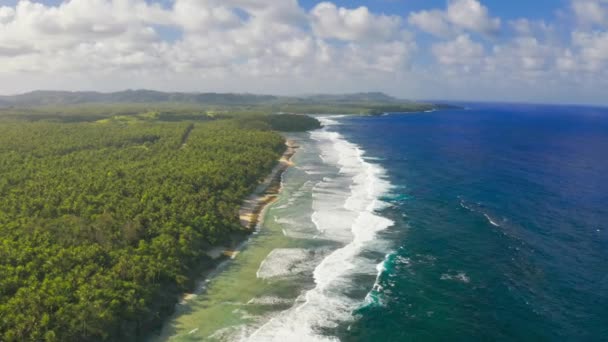 Vista aérea de la isla de playa tropical y la laguna de la bahía de mar, Siargao. Paisaje tropical colinas y montañas rocas con palmeras de selva tropical . — Vídeos de Stock