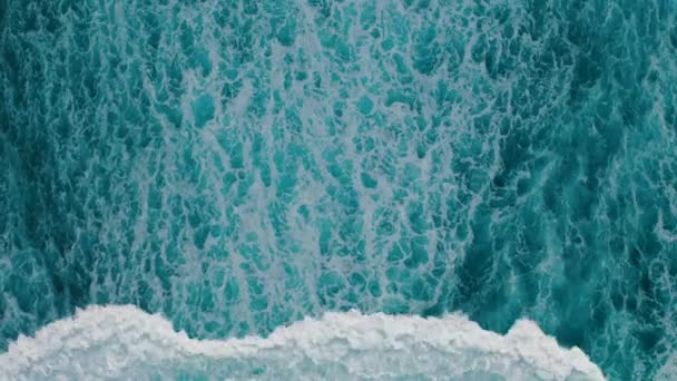 Vista aérea olas del océano rompen en espuma a lo largo de la orilla — Vídeos de Stock