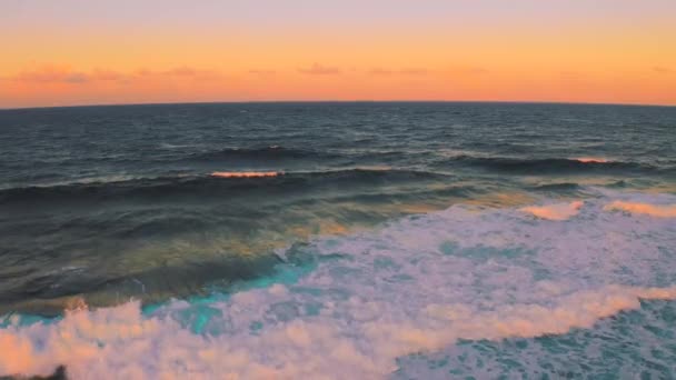 Onda poderosa quebra ao longo da costa na bela hora do pôr do sol — Vídeo de Stock