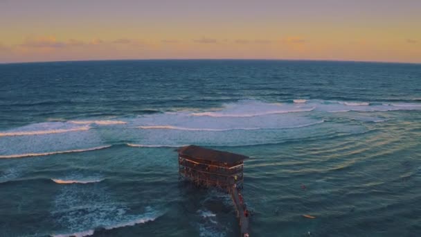 Utsiktsplats i havet vid Cloud 9 Surf Point, Siargao Island, Filippinerna. Flygvy upphöjd trä gångväg för surfare att korsa revet. — Stockvideo