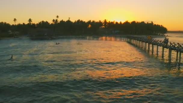 Zonsondergang tijd in de beroemde Cloud 9 Surfboard Walk in Siargao, Filippijnen — Stockvideo