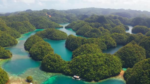 Tropische zee baai en lagune, strand in Bucas Grande eiland, Sohoton Cove, Filippijnen. Tropisch landschap heuvel, bergen rotsen met regenwoud en azuurblauwe water van de lagune. — Stockvideo