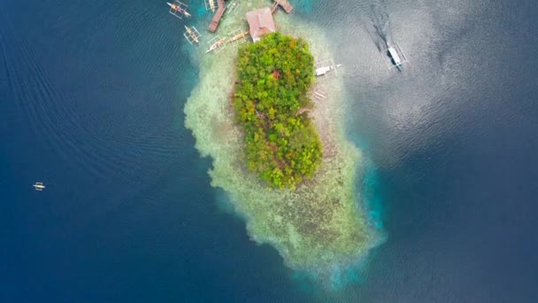 フィリピン、シアルガオのスグバラグーンの美しい熱帯湾の空中トップビューボート桟橋. — ストック動画