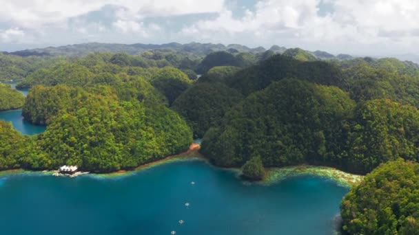 Tropische zee baai en lagune, strand in Bucas Grande eiland, Sohoton Cove, Filippijnen. Tropisch landschap heuvel, bergen rotsen met regenwoud en azuurblauwe water van de lagune. — Stockvideo