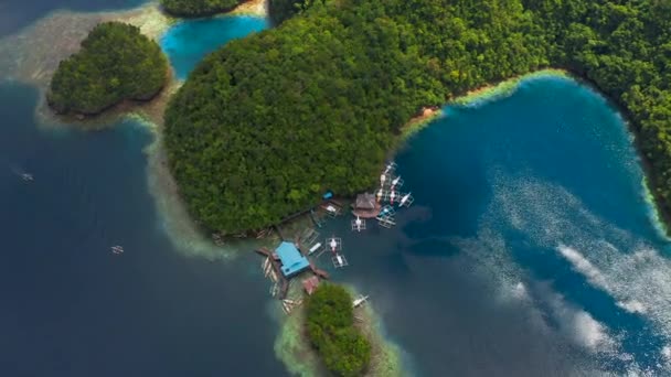 Vista aérea Muelle del barco en una hermosa bahía tropical en la laguna Sugba en Siargao, Filipinas . — Vídeos de Stock