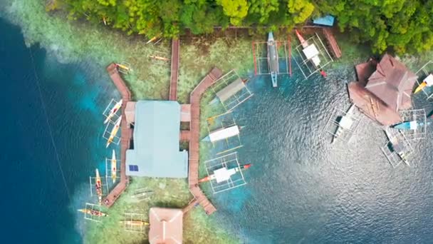 Vue Aérienne Du dessus Bateau jetée dans une magnifique baie tropicale sur le lagon Sugba à Siargao, Philippines . — Video