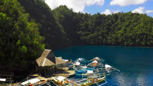 Vista aérea Muelle del barco en una hermosa bahía tropical en la laguna Sugba en Siargao, Filipinas . — Vídeo de stock