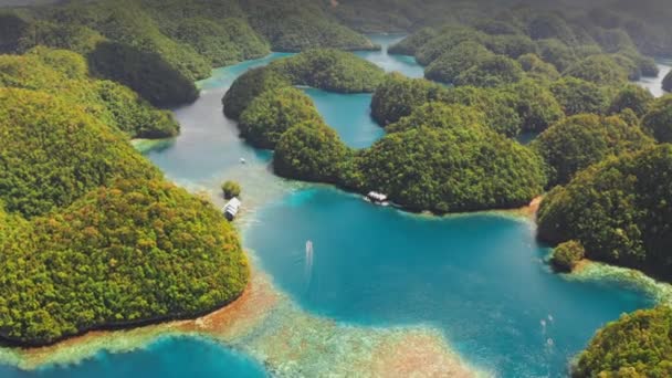 Zátoka tropického moře a laguny, pláž na ostrově Bucas Grande, Sohoton Cove, Filipíny. Tropický horský vrch, horské skály s Deštnou pralesí a azurové vody laguny. — Stock video