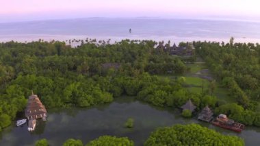 Palmiye ağaçları ile Aerial Sea manzaralı lüks villa. 15 Temmuz 2019 - Siargao, Filipinler.