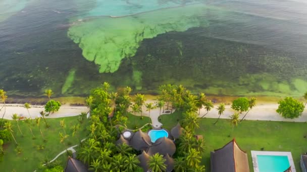 Aerial Sea View Nay palad Hideaway luxe villa met palmbomen. 15 juli 2019-Siargao, Filippijnen. — Stockvideo