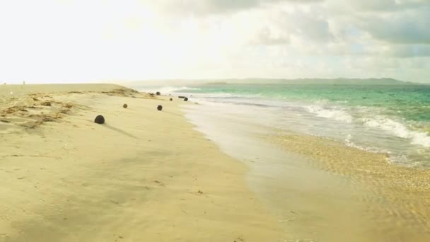 Légifotó a paradicsomban fehér homokos tengerpart és azúrkék tenger trópusi Daku sziget Siargao, Fülöp-szigetek — Stock videók