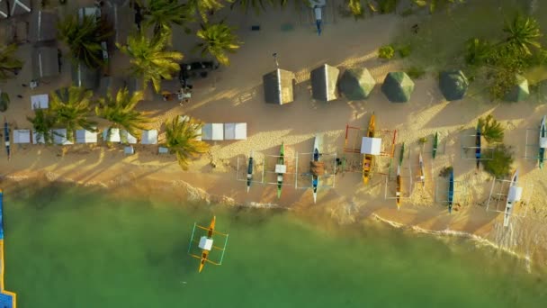Εναέρια θέα στην αμμώδη παραλία και τα τουριστικά σκάφη lot ένα στο τροπικό νησί Daku στο Siargao, Φιλιππίνες — Αρχείο Βίντεο