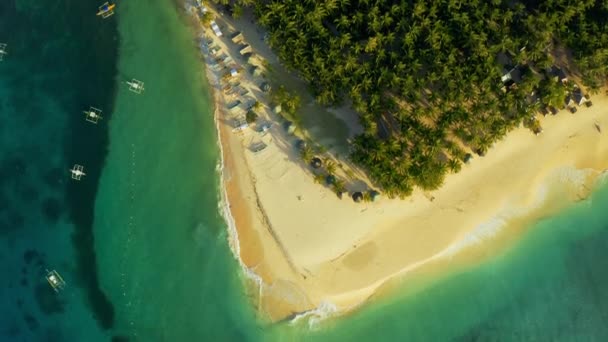 Vista aérea de la playa paradisíaca de arena blanca y el mar azul en la isla tropical Daku en Siargao, Filipinas — Vídeo de stock