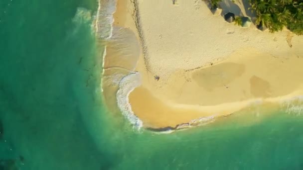 Вид сверху на пару, лежащую на пляже с белым песком и лазурным морем, принимающую солнечную ванну летом — стоковое видео
