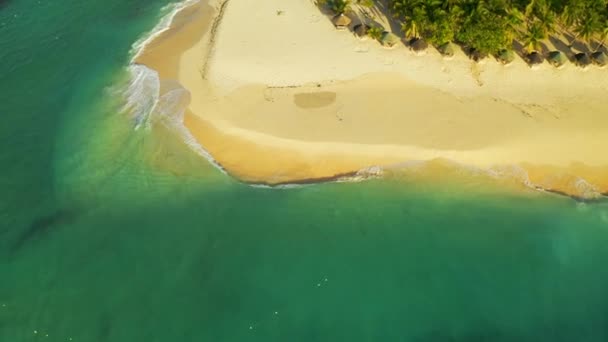 Aerial View of paradise white sand beach and azure sea on tropical Daku Island in Siargao, Philippines — Stock Video