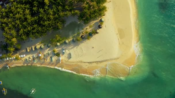 Flygvy över Paradise White Sand Beach och azurblå havet på tropiska Daku Island i Siargao, Filippinerna — Stockvideo
