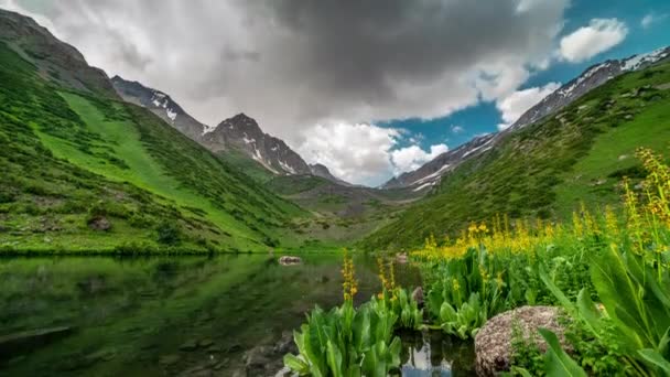 Гірське озеро у весняний час в національному парку Банфф, канадських Скелястих горах, Альберта, Канада. Номер 4K — стокове відео