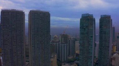Makati City silueti ve modern binalar Metro Manila, Filipinler 'in iş bölgesi. Hava 4k
